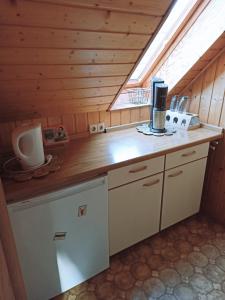 una cocina con una barra con una licuadora. en Ferienwohnung Brentenholz en Sankt Georgen im Schwarzwald