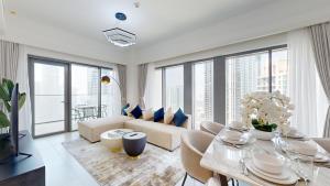杜拜的住宿－Primestay - Burj Royale 3BR plus Maids，客厅配有沙发和桌子