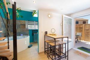 Fotografie z fotogalerie ubytování Mb Room - Appartement jacuzzi 4 étoiles Merveille v destinaci Puget-sur Argens