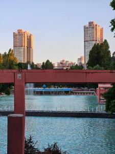 un puente sobre un río en una ciudad con edificios en The Most Luxurious Apartment-The Flat New York en Ankara