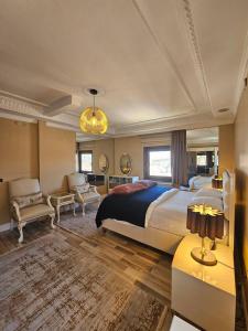 1 dormitorio con 1 cama grande y sala de estar en The Most Luxurious Apartment-The Flat New York en Ankara