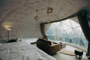 een kamer met een bed en een groot raam bij private your resort ITTEKURAi 松山 in Kawakami