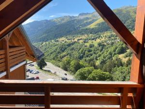 a view of the mountains from the balcony of a cabin at Appartement Saint-François-Longchamp, 2 pièces, 5 personnes - FR-1-635-114 in Saint-François-Longchamp