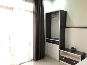 une armoire noire dans une pièce avec fenêtre dans l'établissement RedDooz Plus At Ininnawa Homestay Syariah Palu, à Palu