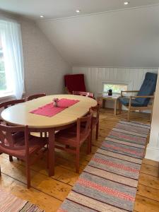 - une salle à manger avec une table et des chaises en bois dans l'établissement Perssons Magasin, à Västra Löa
