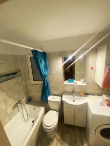幾內塔的住宿－Nasia’s house，浴室配有卫生间、浴缸和水槽。