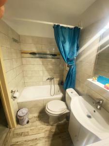 ein Badezimmer mit einem WC, einer Badewanne und einem Waschbecken in der Unterkunft Nasia’s house in Kineta