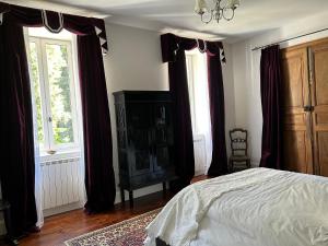 1 dormitorio con 1 cama y 2 ventanas en Chateau Laffargue, 