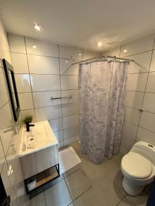 Ένα μπάνιο στο Ocean Lovers Hostel & Apartments