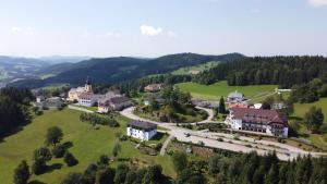 una vista aérea de un pueblo en las montañas en Hotel Gästehaus Neubauer en Kaltenberg