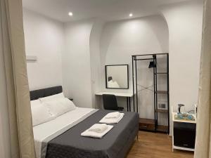a bedroom with a bed with two towels on it at The Room 15 in Rome