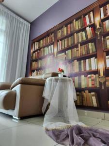 スクダイにあるLanded house and Airbnbのギャラリーの写真