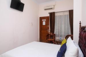 Postelja oz. postelje v sobi nastanitve Urbanview Syariah Wisma Wongso Borobudur