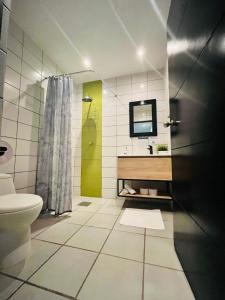 Ένα μπάνιο στο Ocean Lovers Hostel & Apartments