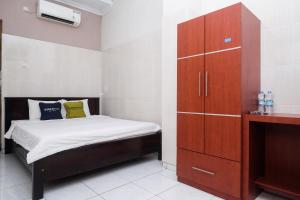 Postelja oz. postelje v sobi nastanitve Urbanview Syariah Wisma Wongso Borobudur