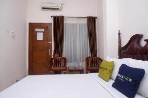 Postelja oz. postelje v sobi nastanitve Urbanview Syariah Wisma Wongso Borobudur