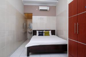Postelja oz. postelje v sobi nastanitve Urbanview Syariah Wisma Wongso Borobudur