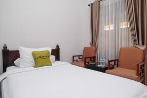 Postelja oz. postelje v sobi nastanitve Urbanview Syariah Wisma Wongso Borobudur