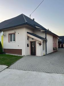 una casa blanca con una entrada delante de ella en U Martuly, en Ružomberok