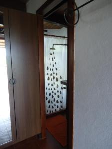 a room with a closet with a curtain and a door at Estudio La Guarida del Pirata in Los Caños de Meca