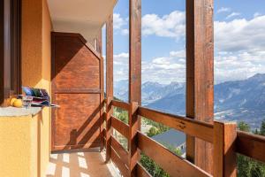 リスルにあるtravelski home select - Résidence & Hostel Yoonly & Friendsの山の景色を望むバルコニー付きの客室です。