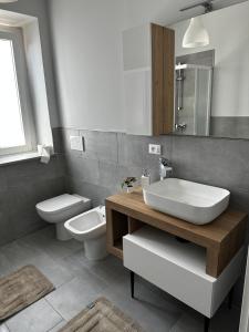 La salle de bains est pourvue d'un lavabo et de toilettes. dans l'établissement Casa Tribunale, à Asti