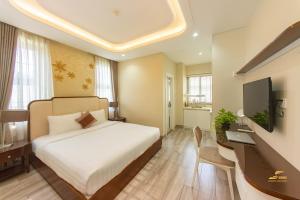 Simmi Apartment Phu My Hung في مدينة هوشي منه: غرفه فندقيه سرير وتلفزيون