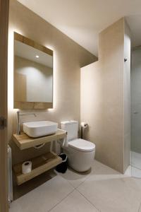 オリーバにあるKiko Park Olivaのバスルーム(トイレ、洗面台、鏡付)