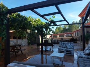 eine Terrasse mit Sofas, einem Tisch und einem Baum in der Unterkunft La Atalaya de Villalba in Cuenca