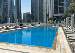 Bazén v ubytování Lavish Two Bedroom Near Dubai Opera in Downtown nebo v jeho okolí