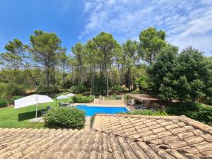 uma imagem de um quintal com uma piscina e árvores em Villa Jacelia em Sa Pobla