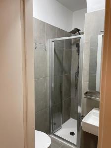 y baño con ducha, aseo y lavamanos. en THE ROOM 115, en Roma