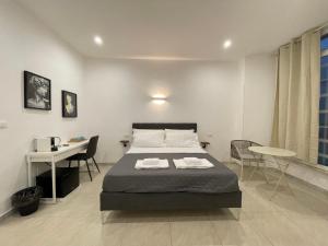 1 dormitorio con 1 cama, mesa y sillas en THE ROOM 115, en Roma