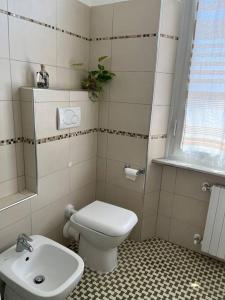 a small bathroom with a toilet and a sink at Il Pesce di Legno in Livorno