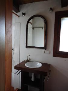 a bathroom with a sink and a mirror at Estudio La Guarida del Pirata in Los Caños de Meca