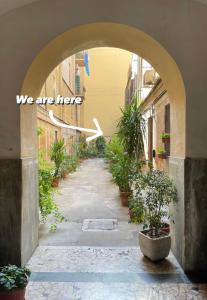 Un arco con una señal que dice que estamos aquí en THE ROOM 115, en Roma
