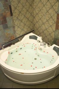 eine Badewanne mit Konfetti im Bad in der Unterkunft Freedom Hotel & Hostel in Bokundara