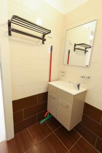 a bathroom with a sink and a mirror at הטרקלין של שלמה. דירה יפה וחדשה 5 דקות נסיעה מהים in Ashqelon