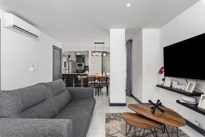 salon z kanapą i stołem w obiekcie Apartamento Baltico, 50m to Los Locos Beach w mieście Torrevieja