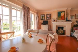 una sala de estar con una mesa y una chimenea en Two bed Old Village E007, en Vilamoura