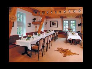 comedor grande con mesa larga y sillas en Gasthof Heimes, en Schmallenberg