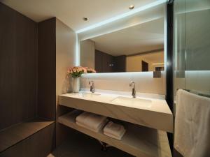 baño con 2 lavabos y espejo grande en XILU INN muxin, en Lijiang