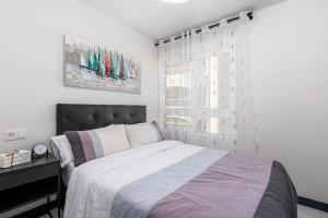 Łóżko lub łóżka w pokoju w obiekcie Apartamento Baltico, 50m to Los Locos Beach