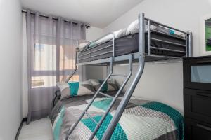 Łóżko lub łóżka w pokoju w obiekcie Apartamento Baltico, 50m to Los Locos Beach