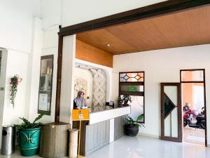 The lobby or reception area at Musafira Hotel Syariah Malioboro Yogyakarta Mitra RedDoorz