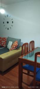 sala de estar con sofá y reloj en la pared en Camino de la Sierra Mascotas SI en La Zubia