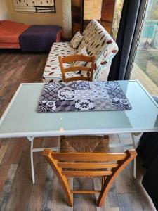 uma mesa com uma cadeira e um sofá num quarto em Studio Pollestres em Pollestres