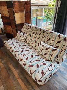 um sofá sentado numa sala com almofadas em Studio Pollestres em Pollestres