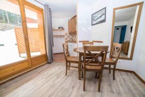 eine Küche und ein Esszimmer mit einem Tisch und Stühlen in der Unterkunft Appartement Vars in Vars