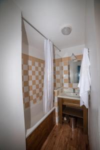 ein Bad mit einer Badewanne, einem Waschbecken und einer Dusche in der Unterkunft Appartement Vars in Vars